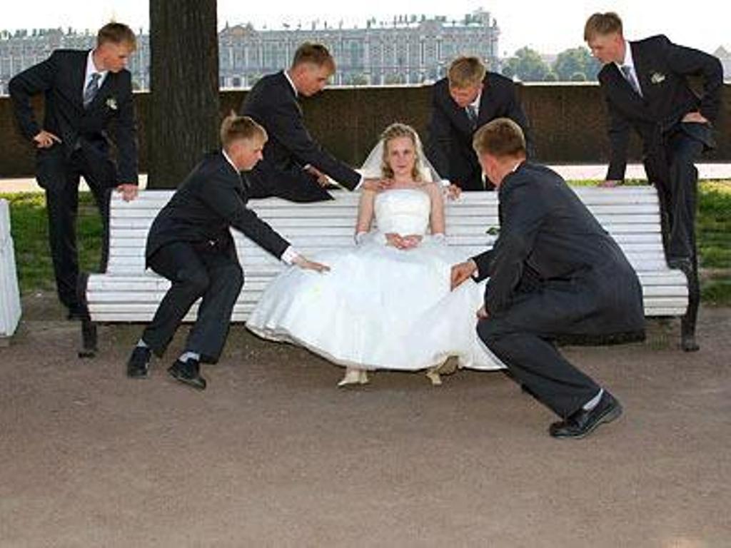 Невесту пустили по кругу дружки жениха